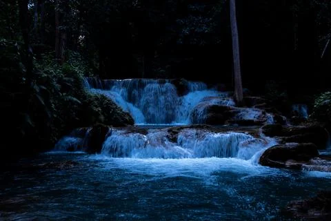 Cascade Streams Flowing Gently Through Dense Forest At Twilight In Huai Mae.. Stockfoto's
