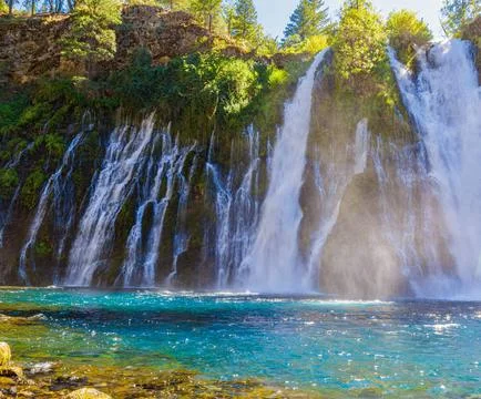 Cascades Falling Down Cliffside, Into Turquoise Pool Below at Burney Falls Foto stock