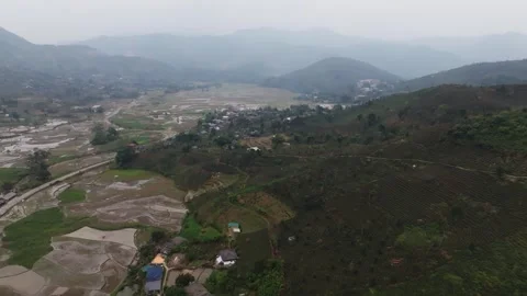 Cascading green rice fields on Na Pheo mountain slopes Vietnam Vidéo 331351919
