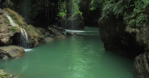 Cascading Jungle River Waterfall Over Rocks in Tropical Canyon Vídeos de archivo 332490520