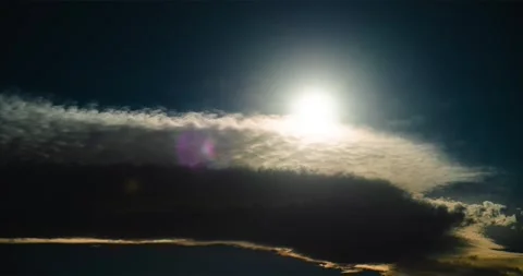 Cascading lenticular clouds morph as the heat of the day evaporates. Vidéo 339121081