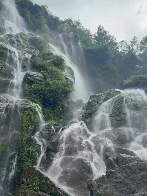 Cascading Mountain Waterfall Over Rocky Terrain Vídeos de archivo 341629983