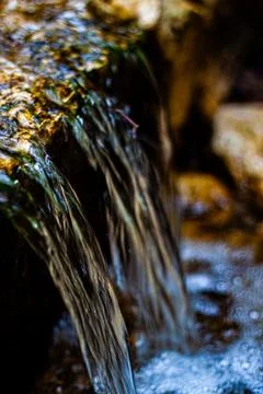 Cascading Over Mossy Rocks Fotos Stock