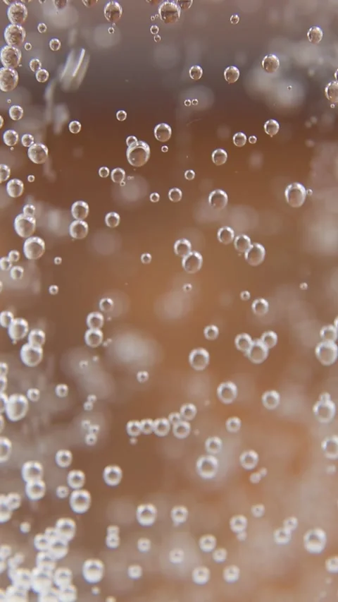 Cascading sparkling water with intensive bubble formation Видео 312014866