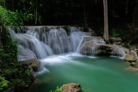 Cascading Waterfall Stream Flowing Into Emerald Pool At Huai Mea Khamin Wat.. 库存照片