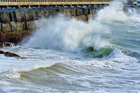 Cascading Waves at Cabrillo Beach Pier in San Pedro, California Stock-Fotos
