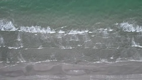 Cascading Waves onto the Vacant Shore 库存影片 301481478