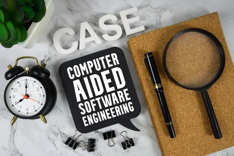 CASE Computer Aided Software Engineering text with alarm clock and magnifyi.. Foto stock