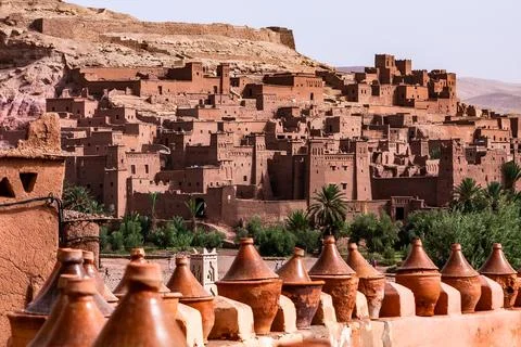 Case di terra e vasi di argilla ad Ait-Ben-Haddou. Foto stock