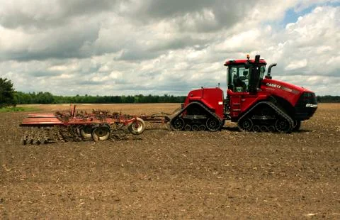 Case quadtrac tractor and disk harrow Photos