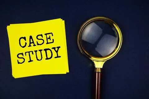 Case Studay text with sticky note and magnifying glass on black background Foto stock
