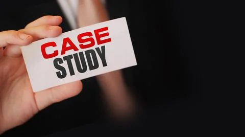 Case study, message on white card in hand of businessman Stockfoto's