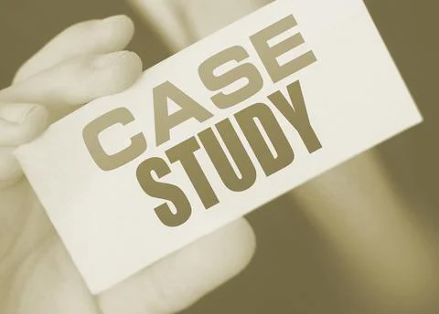 Case study, message on white card in hand of businessman Stockfoto's