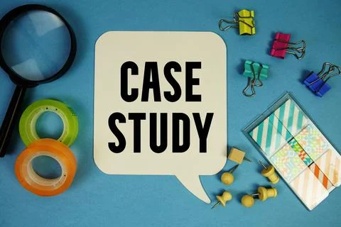 Case Study text with magnifying glass on blue background Foto stock