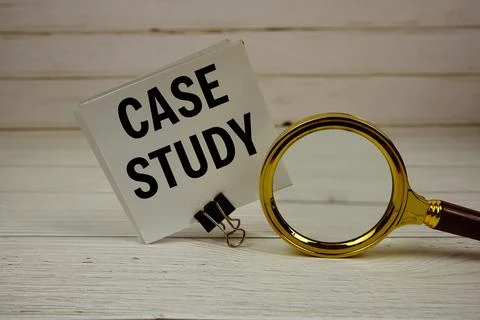 Case Study text message on sticky note with magnifying glass on wooden back.. Foto stock