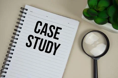 Case Study text on paper notebook with magnifying glass on beige leather ba.. Foto stock