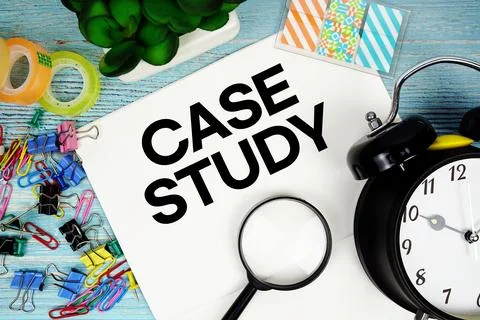 Case Study text on a paper surrounded by office supplies, a magnifying glas.. Foto stock