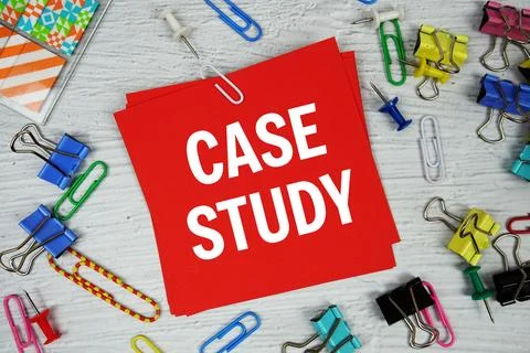Case Study text on stick note with stationery on concrete background Foto stock