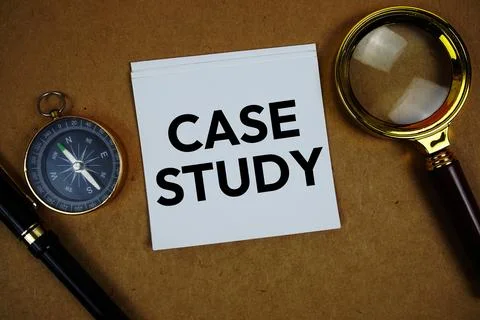 Case Study text on sticky note with compass and magnifying glass on paper c.. Foto stock