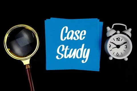 Case Study text on sticky note with alarm clock and magnifying glass on bla.. Foto stock