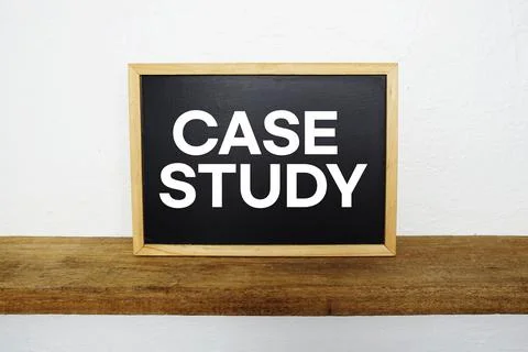 Case Study text written on blackboard with wooden shelf and concrete backgrou Foto stock