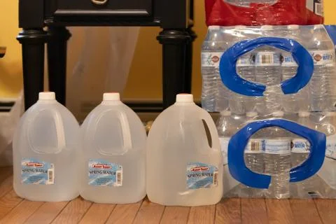 Cases of water Stock-Fotos