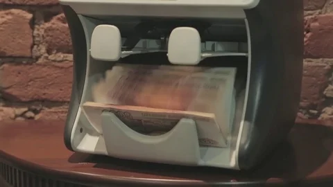Cash machine counting rubble bills Видео 79159598