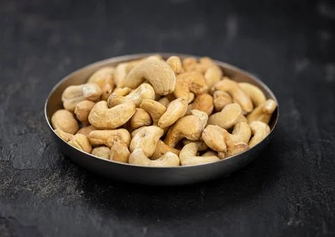  Cashew Nuts (close up shot; selective focus) Portion of Cashew Nuts (clos... Foto stock
