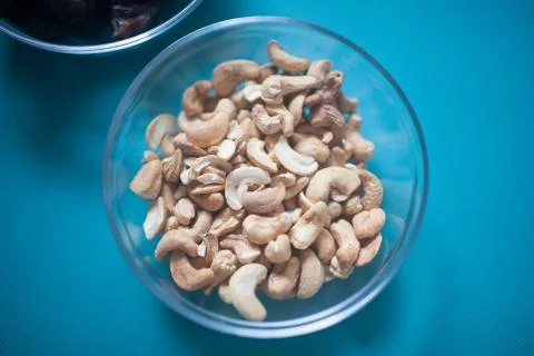 Cashew nuts in a transparent Cup on the table. Stockfoto's