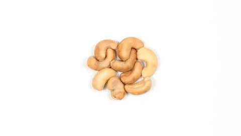 Cashews on a white background. Nuts lined in a circle. Foto stock