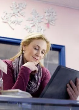 Cashier using tablet computer in store Foto stock