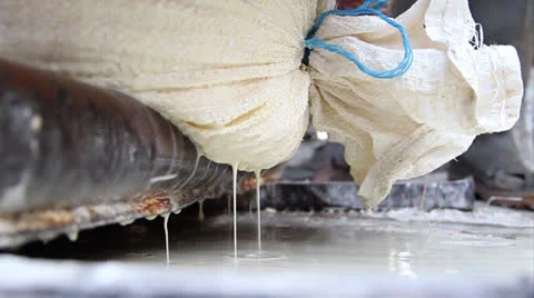 Cassava being pressed Vídeos de archivo 25488069