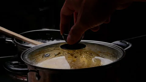 Cassava boiling in a pot with sugar to making Thai dessert or Singkong Rebus. Vídeos de archivo 158661970