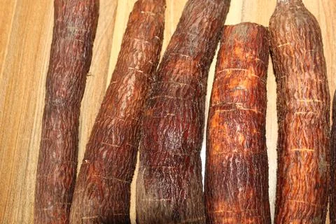 Cassava Fruit on Fresh Sliced with Sharp Knife 库存照片