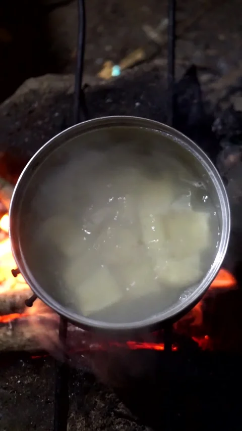Cassava inside a pot filled with bubbling water over a wood burning stove. Vídeos de archivo 345631814