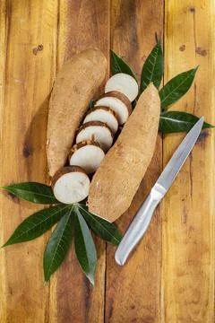 Cassava pile, yucca, on a background of rustic wood (Manihot esculenta) Stock-Fotos