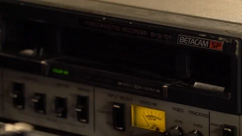 The cassette is inserted into the VCR Vídeo Stock 114509533