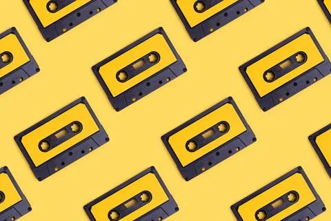 Cassette tapes pattern on a yellow background. Foto stock