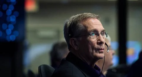 Cassini program manager at JPL, Earl Maize, is seen in mission control as ... Foto stock