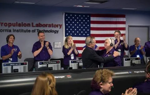 Cassini program manager at JPL, Earl Maize, left, and spacecraft operation... Foto stock