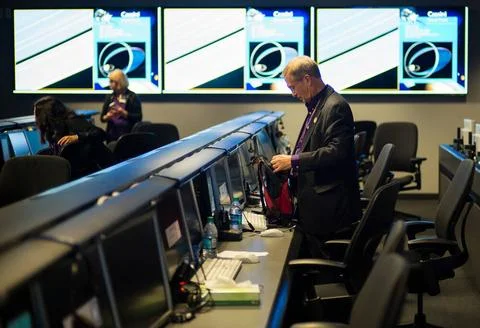 Cassini program manager at JPL, Earl Maize packs up his workspace in missi... Foto stock