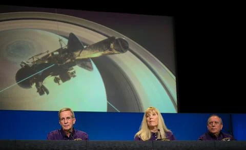 Cassini program manager at JPL, Earl Maize, right, Cassini project scientis.. 스톡 사진