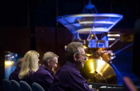 Cassini program manager at JPL, Earl Maize, center, answers questions from .. 库存照片