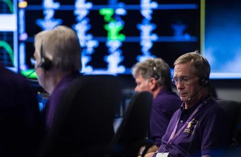 Cassini program manager at JPL, Earl Maize, is seen in mission control of t.. Foto stock
