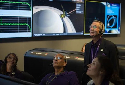 Cassini program manager at JPL, Earl Maize, standing, watches telemetry com.. Foto stock