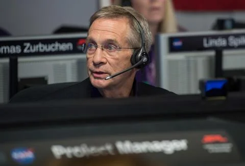 Cassini program manager at JPL, Earl Maize, center row, calls out the end o.. 스톡 사진