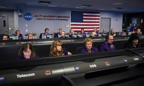 Cassini program manager at JPL, Earl Maize, center row, calls out the end o.. 스톡 사진