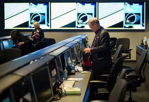 Cassini program manager at JPL, Earl Maize packs up his workspace in missio.. Foto stock