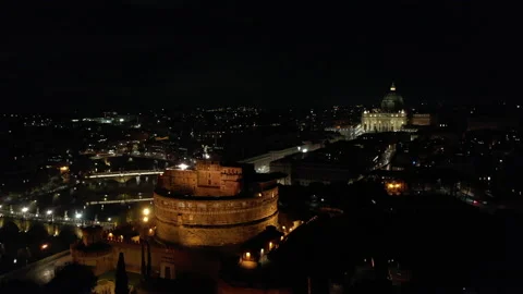 Castel Sant'Angelo and St. Peter's basilica at night. Vídeos de archivo 161070341