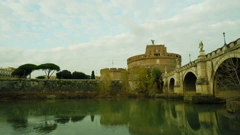 Castel Sant'Angelo Reflected in Tiber River Timelapse 스톡 동영상 167275487